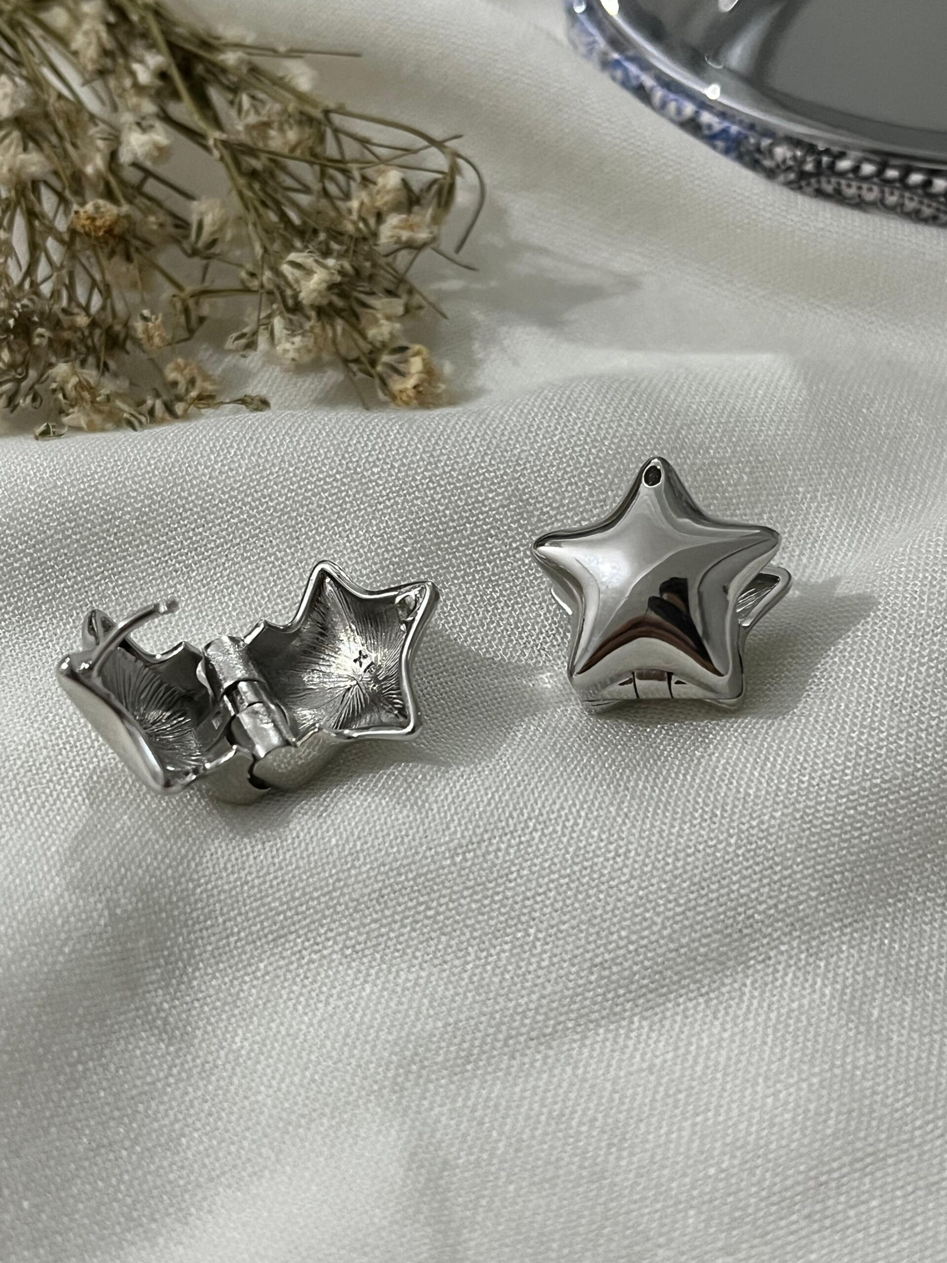 Zveda Çelik Küpe - Zarafeti ve dayanıklılığı bir arada sunan çelik takılar, uzun yıllar ilk günkü ışıltısını koruyarak stilinizi tamamlar. Paslanmaz çelik materyal sayesinde kararmaz, solmaz ve alerji yapmaz. Günlük kullanımda rahatlıkla tercih edebilir, suya, terlemeye ve dış etkenlere karşı güvenle kullanabilirsiniz.